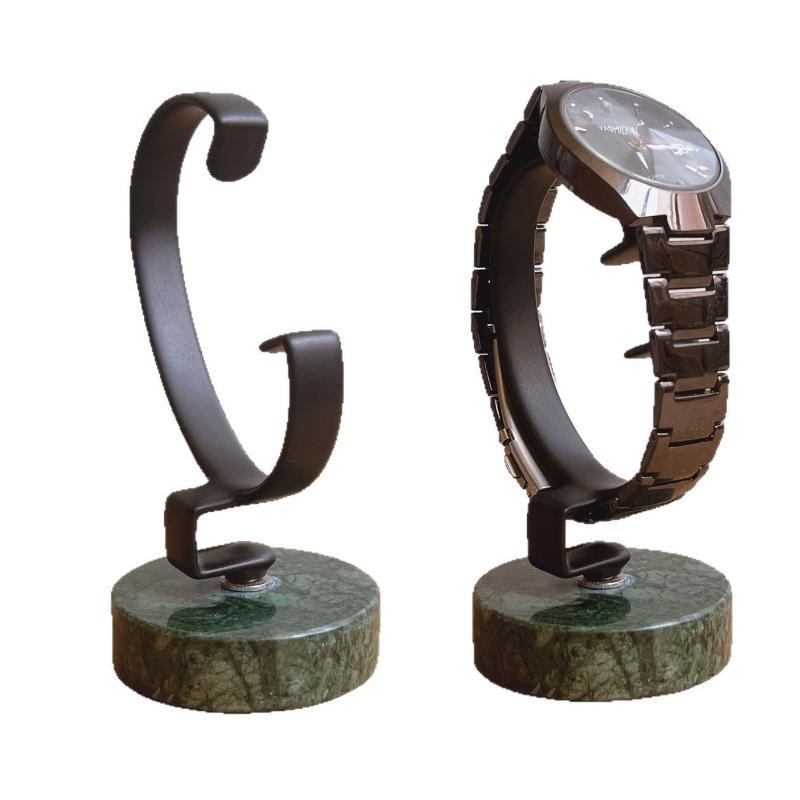 Jewelry And Watches Inc - 腕時計用ディスプレイスタンド。大理石の台座、金属製のC字型ホルダー、滑り止め加工。ジュエリーや腕時計のコレクションを収納・展示するのに最適。